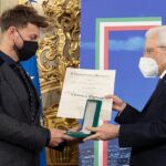 Il «parrucchiere del cuore» Christian Plotegher riceve il cavalierato dal presidente Mattarella